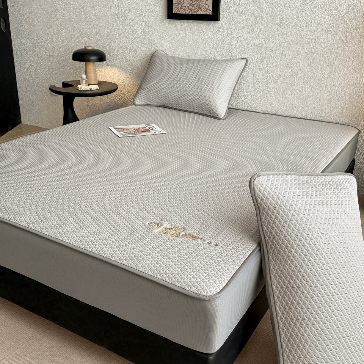 91家纺网 家纺一手货源 找家纺 鑫姿席业 2026新款A类PE凉感抗菌席凉席席子-几何花静系列 几何花境-灰（床笠款）