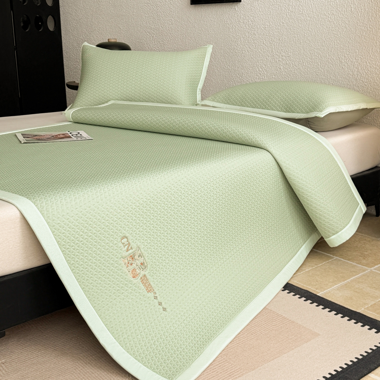 91家纺网 家纺一手货源 找家纺 鑫姿席业 2026新款A类PE凉感抗菌席凉席席子-几何花静系列 几何花境-绿（床垫款）