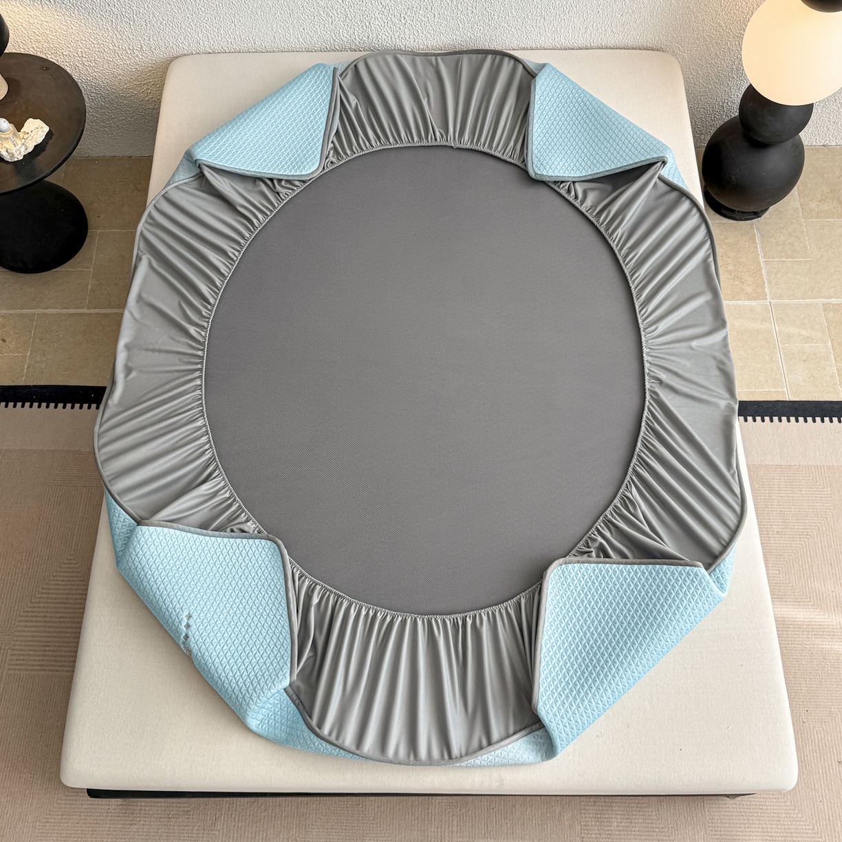 91家纺网 家纺一手货源 找家纺 鑫姿席业 2026新款A类PE凉感抗菌席凉席席子-几何花静系列 几何花境-蓝（床笠款）