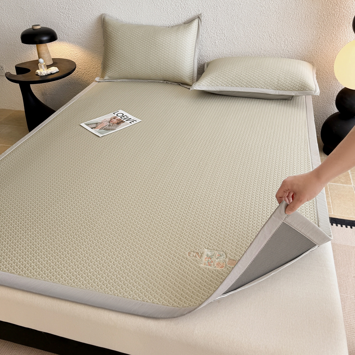 91家纺网 家纺一手货源 找家纺 鑫姿席业 2026新款A类PE凉感抗菌席凉席席子-几何花静系列 几何花境-咖（床垫款）