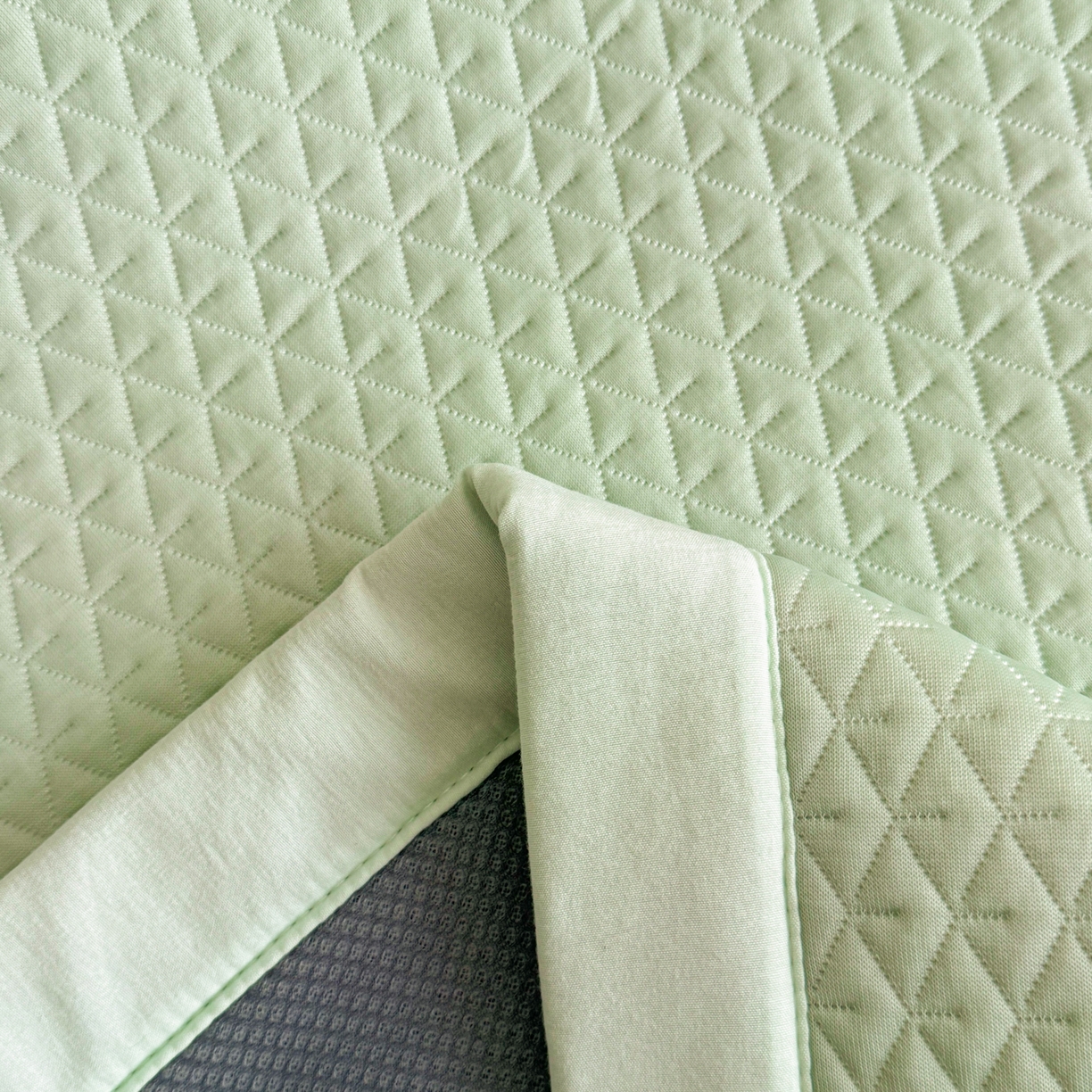 91家纺网 家纺一手货源 找家纺 鑫姿席业 2026新款A类PE凉感抗菌席凉席席子-几何花静系列 几何花境-绿（床垫款）