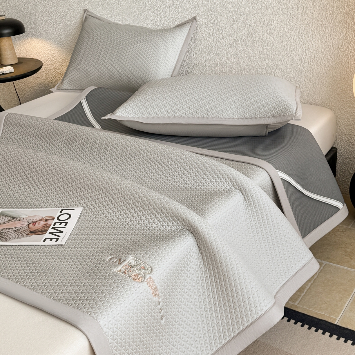 91家纺网 家纺一手货源 找家纺 鑫姿席业 2026新款A类PE凉感抗菌席凉席席子-几何花静系列 几何花境-灰（床垫款）