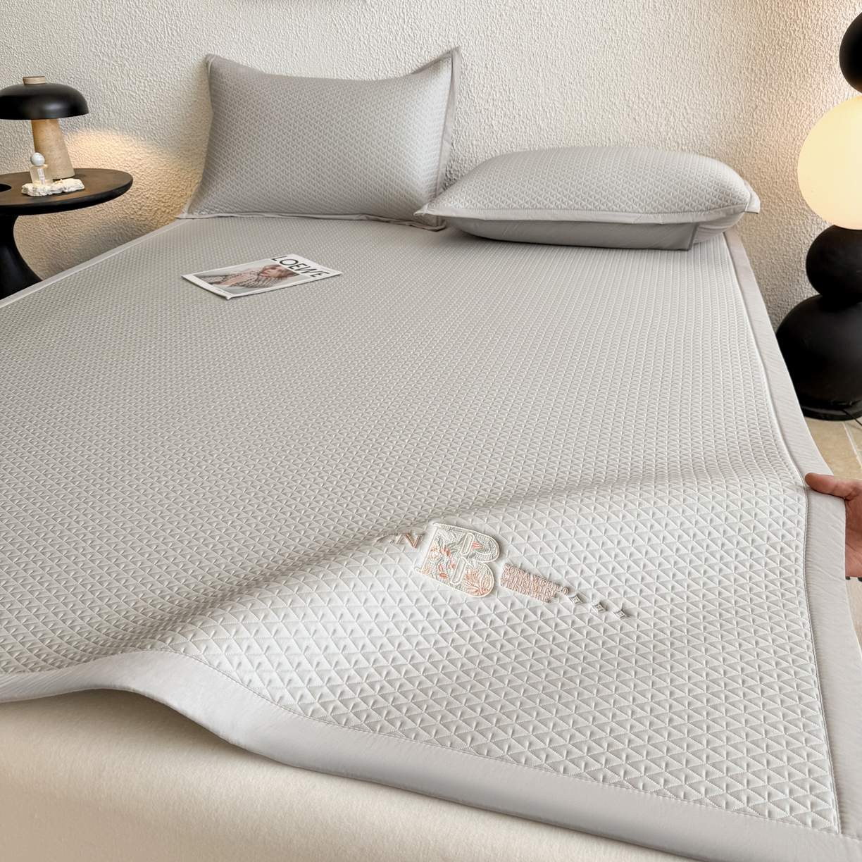 91家纺网 家纺一手货源 找家纺 鑫姿席业 2026新款A类PE凉感抗菌席凉席席子-几何花静系列 几何花境-灰（床垫款）