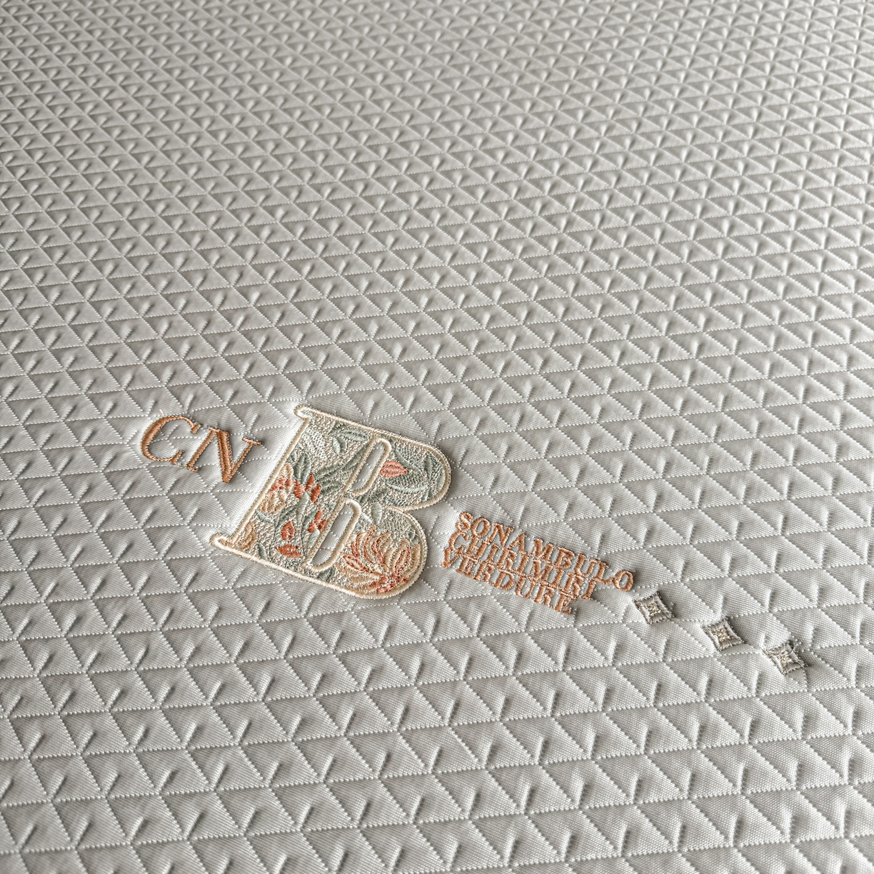 91家纺网 家纺一手货源 找家纺 鑫姿席业 2026新款A类PE凉感抗菌席凉席席子-几何花静系列 几何花境-灰（床笠款）