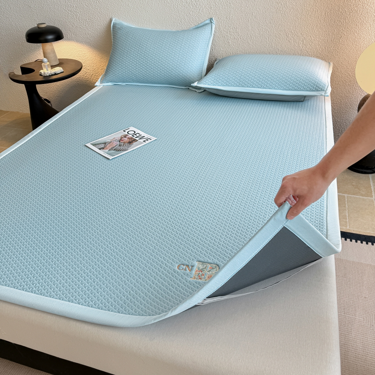 91家纺网 家纺一手货源 找家纺 鑫姿席业 2026新款A类PE凉感抗菌席凉席席子-几何花静系列 几何花境-蓝（床垫款）