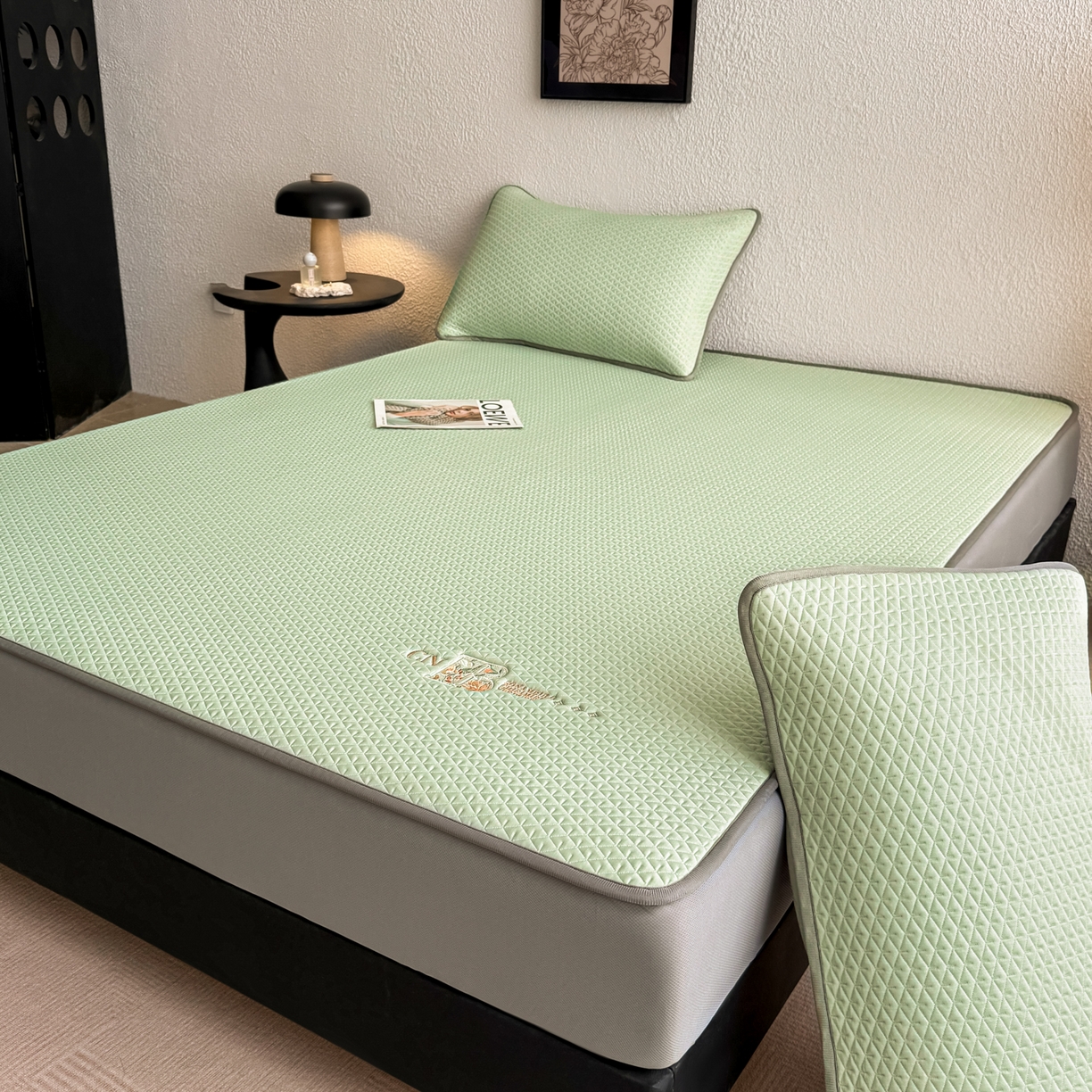 91家纺网 家纺一手货源 找家纺 鑫姿席业 2026新款A类PE凉感抗菌席凉席席子-几何花静系列 几何花境-绿（床笠款）