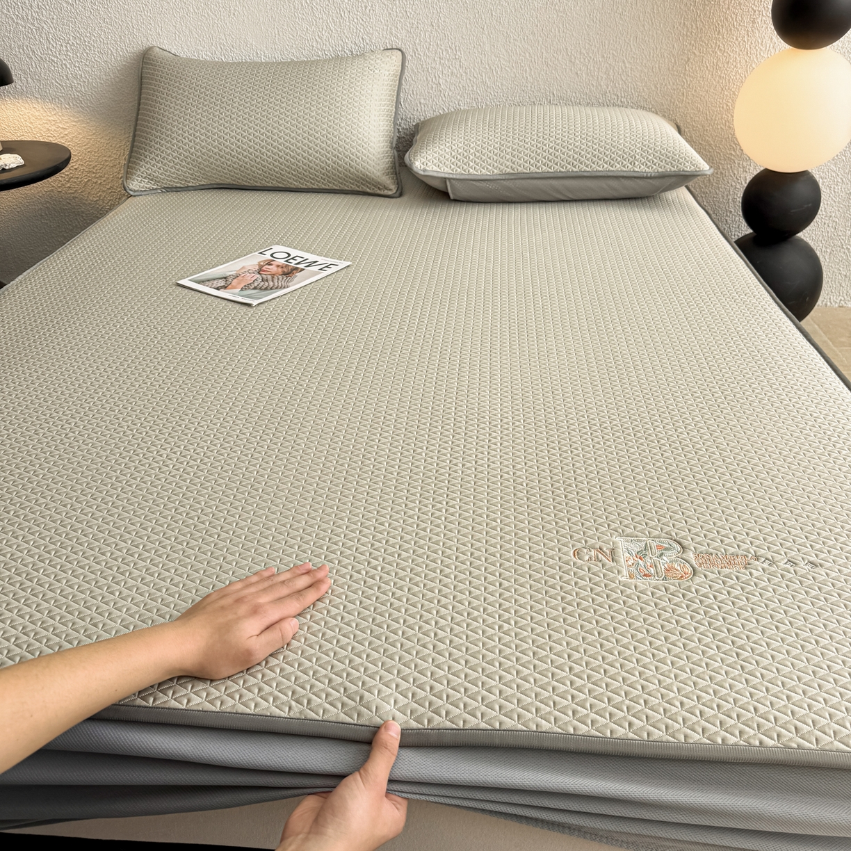 91家纺网 家纺一手货源 找家纺 鑫姿席业 2026新款A类PE凉感抗菌席凉席席子-几何花静系列 几何花境-咖（床笠款）