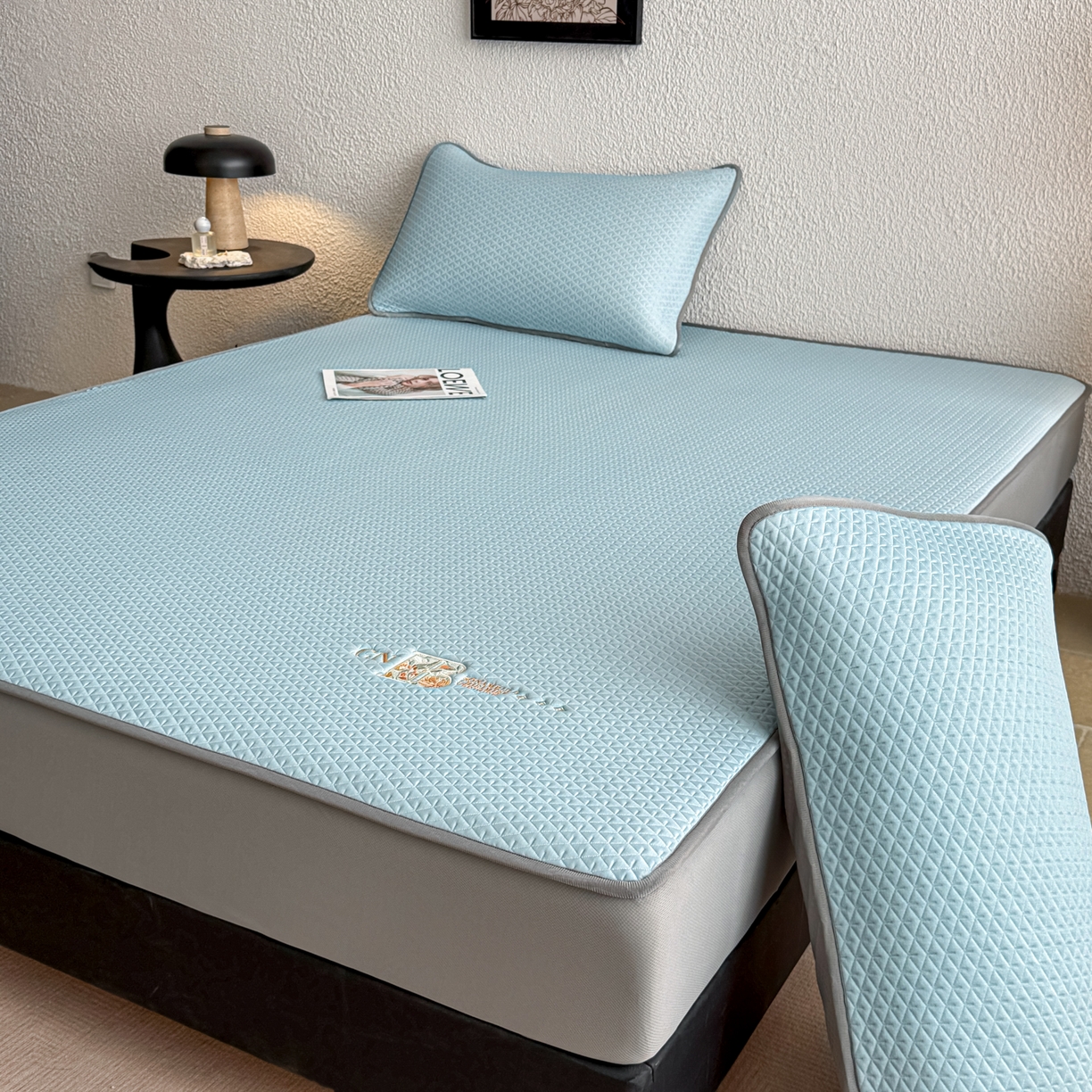 91家纺网 家纺一手货源 找家纺 鑫姿席业 2026新款A类PE凉感抗菌席凉席席子-几何花静系列 几何花境-蓝（床笠款）