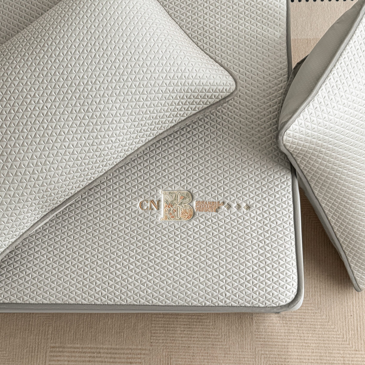 91家纺网 家纺一手货源 找家纺 鑫姿席业 2026新款A类PE凉感抗菌席凉席席子-几何花静系列 几何花境-灰（床笠款）