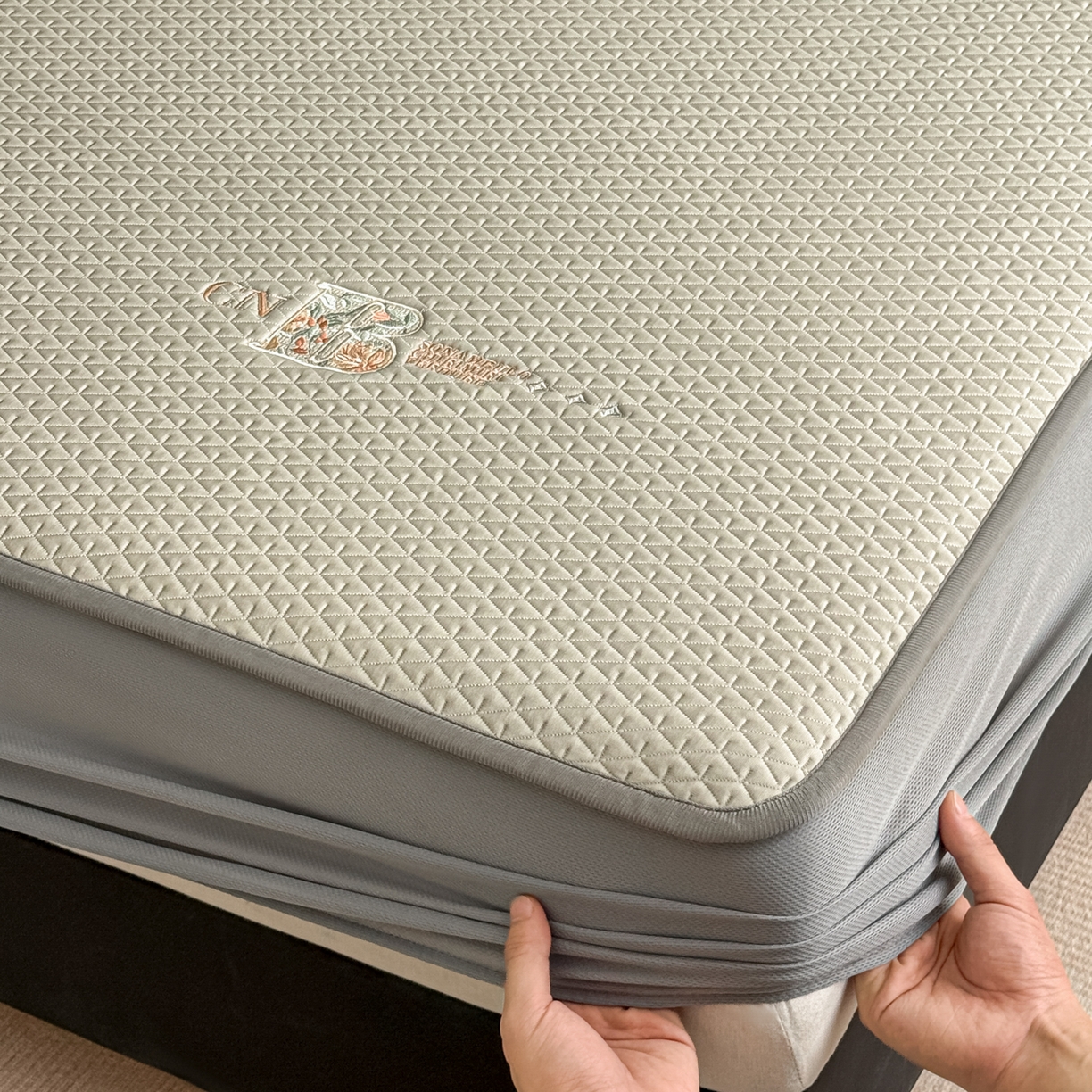 91家纺网 家纺一手货源 找家纺 鑫姿席业 2026新款A类PE凉感抗菌席凉席席子-几何花静系列 几何花境-咖（床笠款）