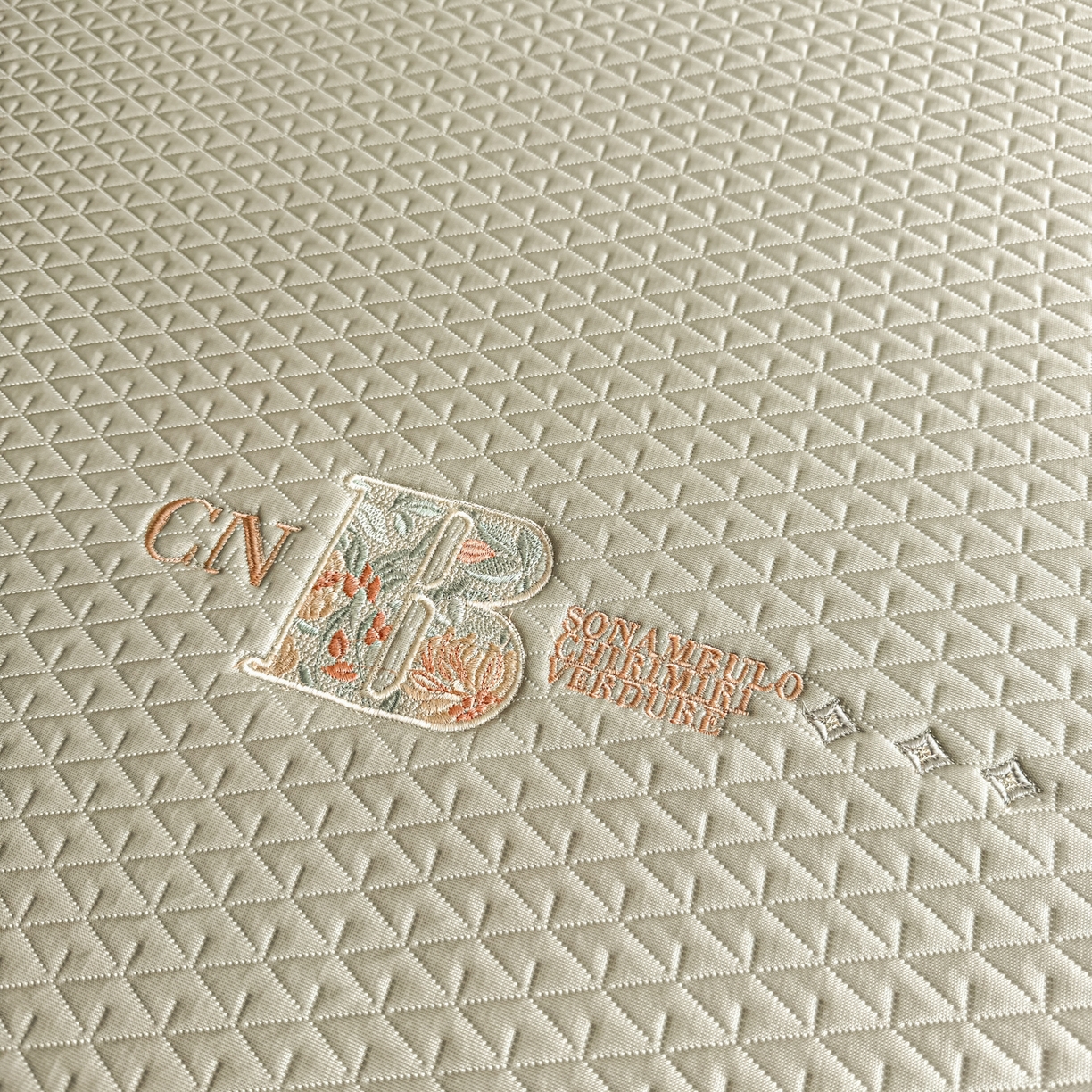 91家纺网 家纺一手货源 找家纺 鑫姿席业 2026新款A类PE凉感抗菌席凉席席子-几何花静系列 几何花境-咖（床笠款）