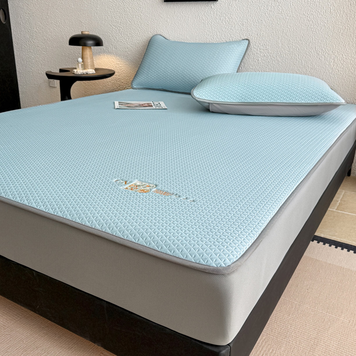 91家纺网 家纺一手货源 找家纺 鑫姿席业 2026新款A类PE凉感抗菌席凉席席子-几何花静系列 几何花境-蓝（床笠款）