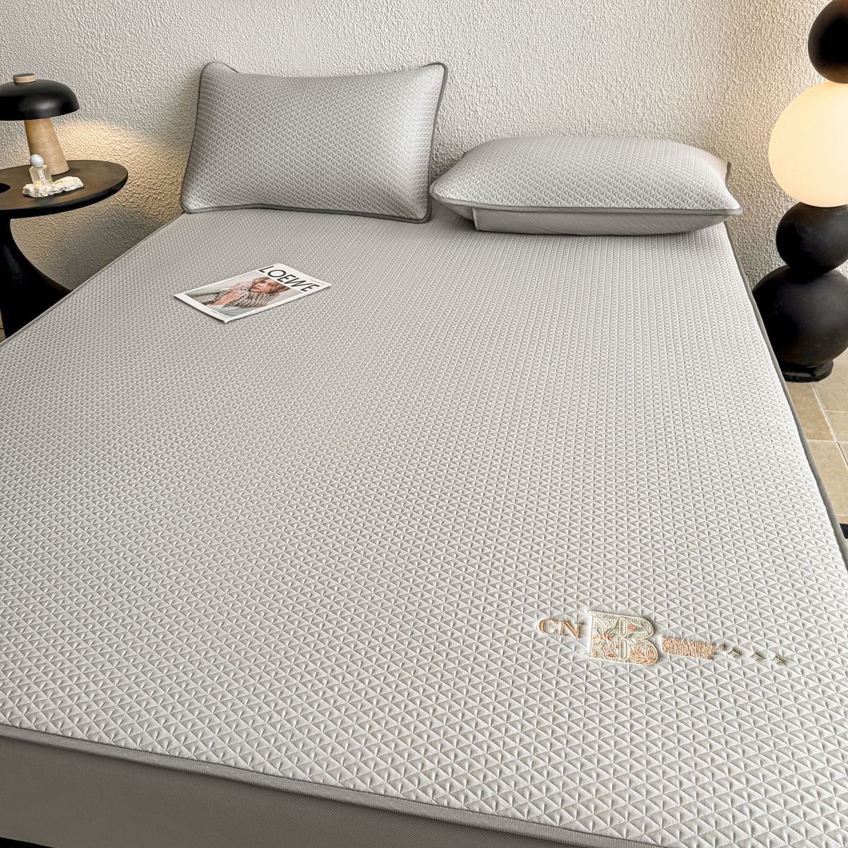 91家纺网 家纺一手货源 找家纺 鑫姿席业 2026新款A类PE凉感抗菌席凉席席子-几何花静系列 几何花境-灰（床笠款）