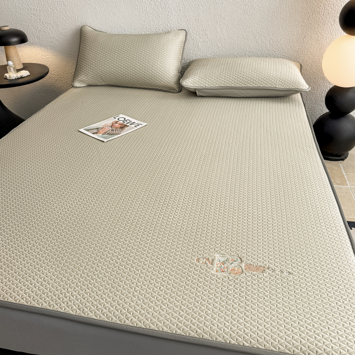 91家纺网 家纺一手货源 找家纺 鑫姿席业 2026新款A类PE凉感抗菌席凉席席子-几何花静系列 几何花境-咖（床笠款）