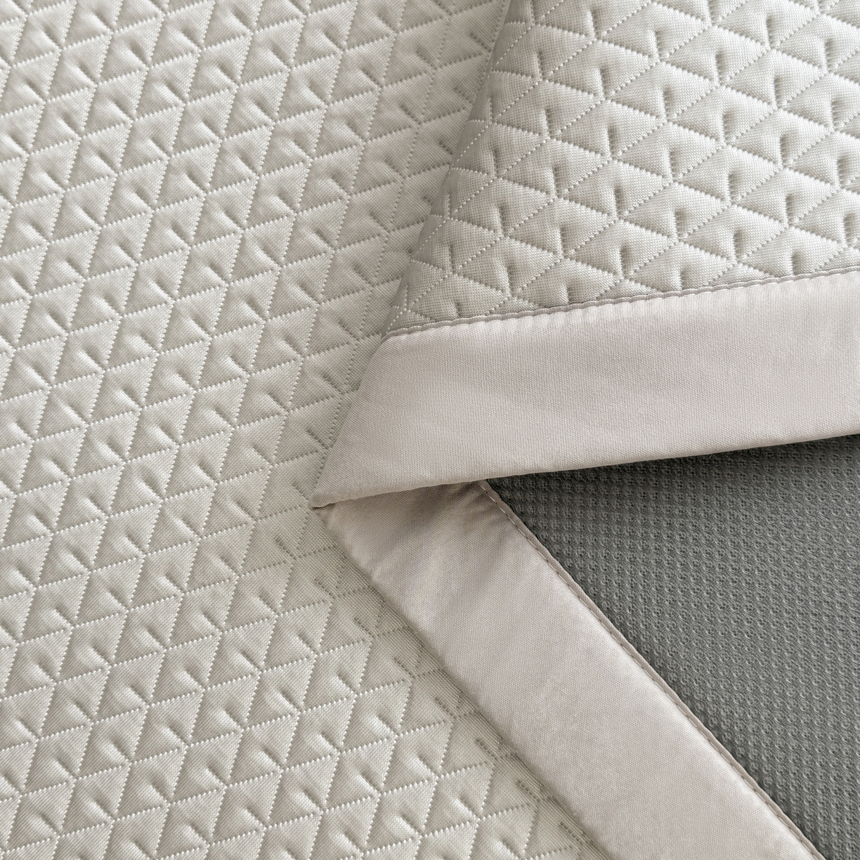 91家纺网 家纺一手货源 找家纺 鑫姿席业 2026新款A类PE凉感抗菌席凉席席子-几何花静系列 几何花境-灰（床垫款）