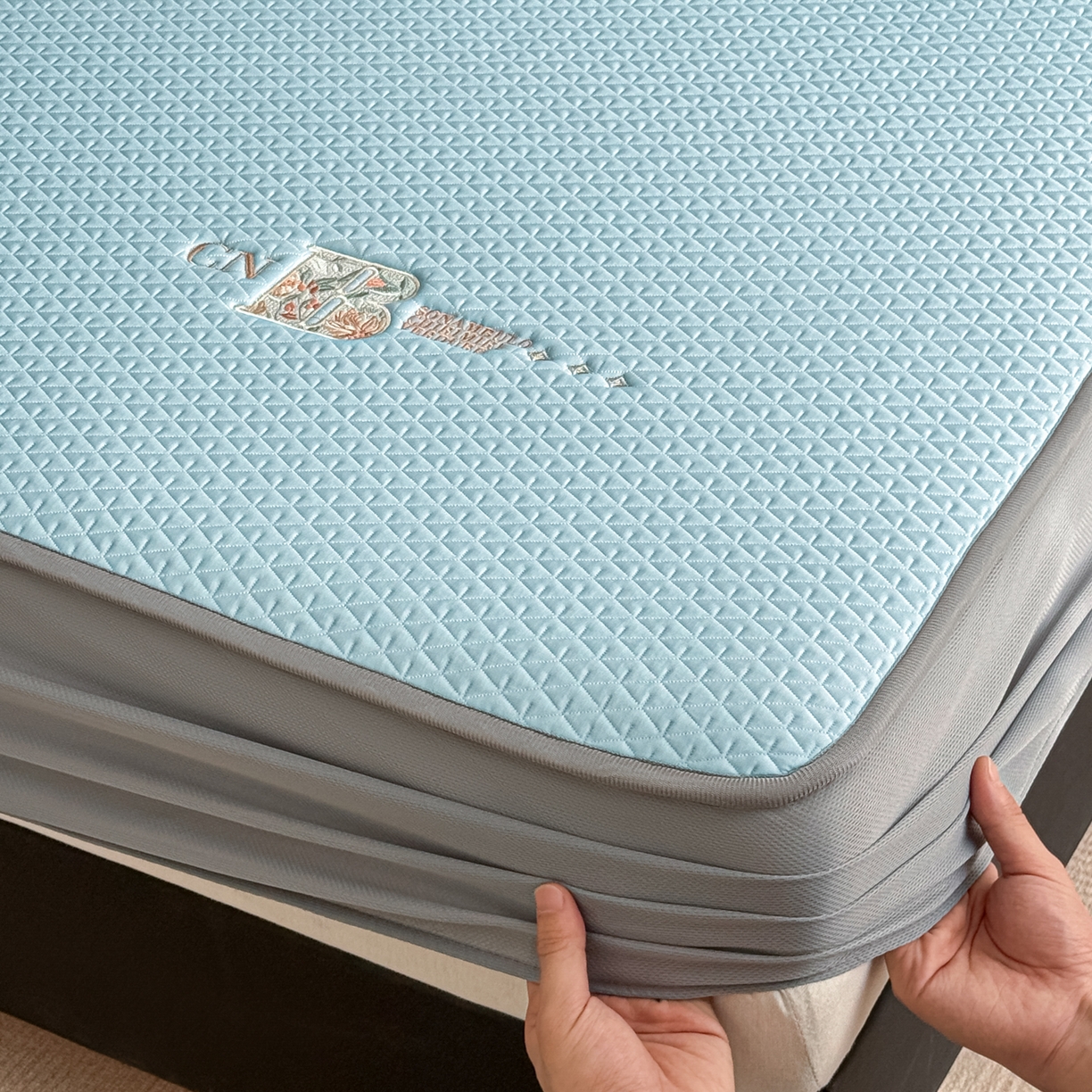 91家纺网 家纺一手货源 找家纺 鑫姿席业 2026新款A类PE凉感抗菌席凉席席子-几何花静系列 几何花境-蓝（床笠款）