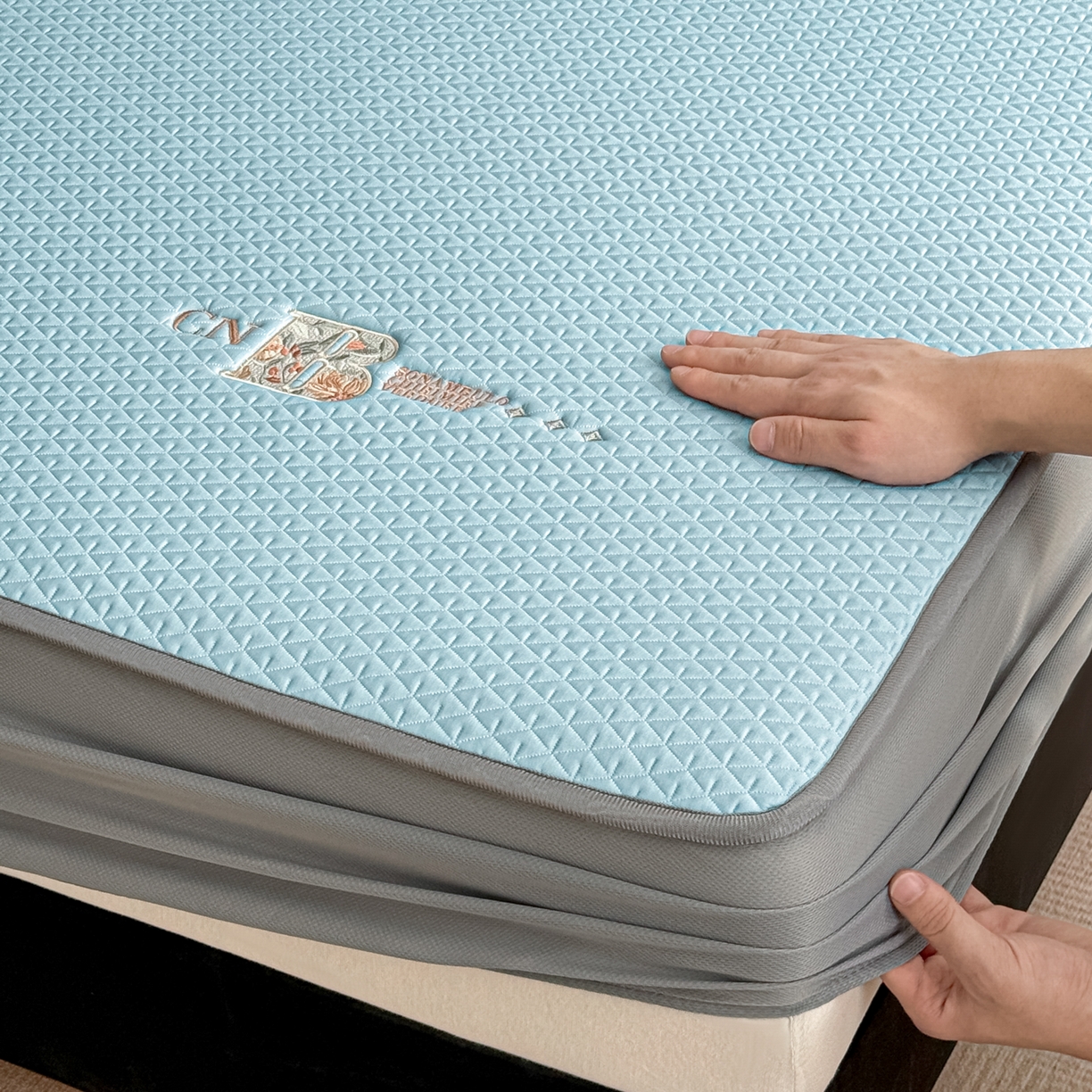 91家纺网 家纺一手货源 找家纺 鑫姿席业 2026新款A类PE凉感抗菌席凉席席子-几何花静系列 几何花境-蓝（床笠款）