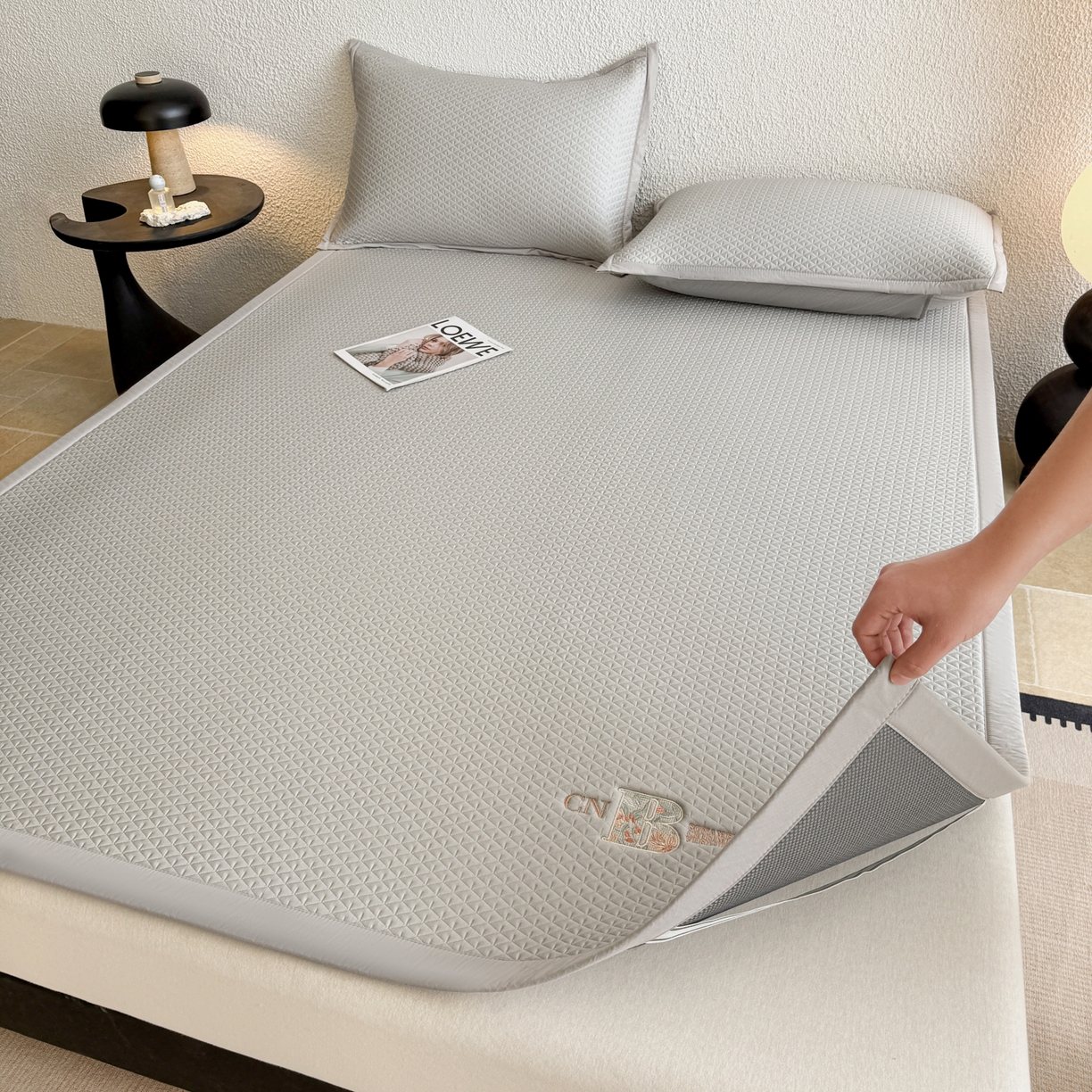 91家纺网 家纺一手货源 找家纺 鑫姿席业 2026新款A类PE凉感抗菌席凉席席子-几何花静系列 几何花境-灰（床垫款）