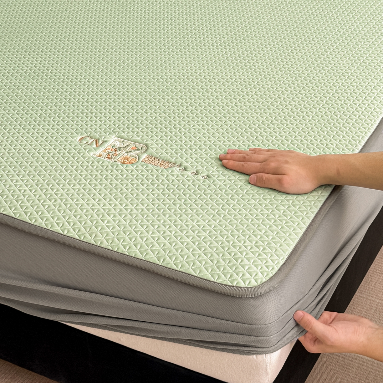 91家纺网 家纺一手货源 找家纺 鑫姿席业 2026新款A类PE凉感抗菌席凉席席子-几何花静系列 几何花境-绿（床笠款）