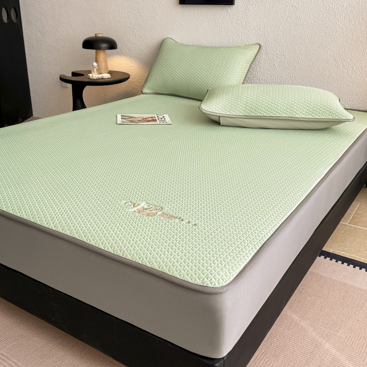 91家纺网 家纺一手货源 找家纺 鑫姿席业 2026新款A类PE凉感抗菌席凉席席子-几何花静系列 几何花境-绿（床笠款）