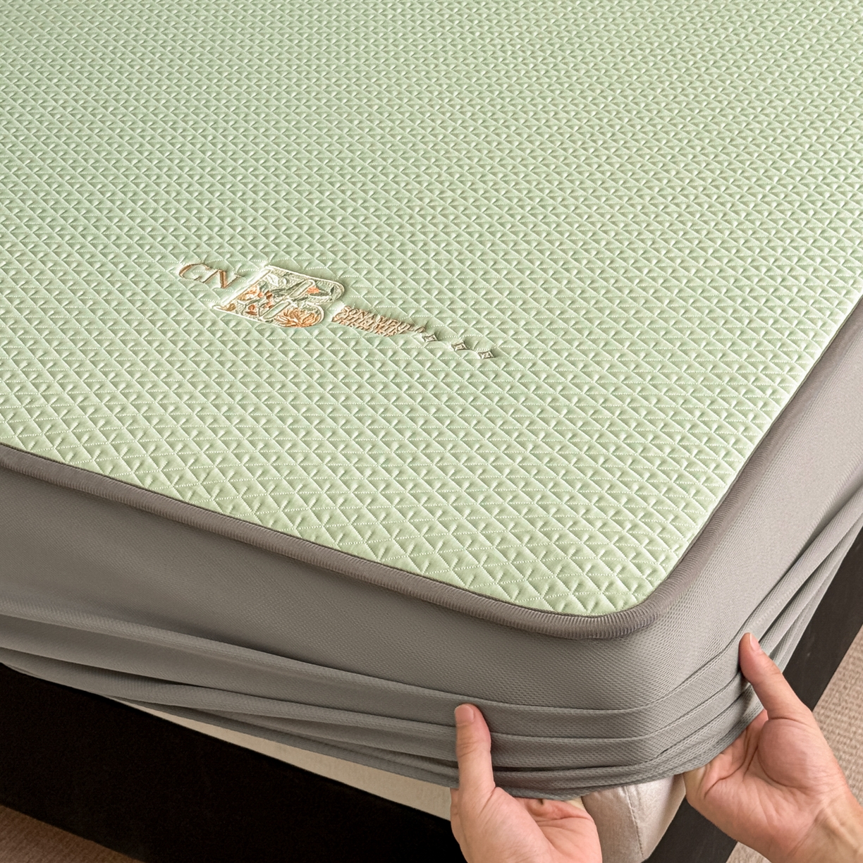 91家纺网 家纺一手货源 找家纺 鑫姿席业 2026新款A类PE凉感抗菌席凉席席子-几何花静系列 几何花境-绿（床笠款）