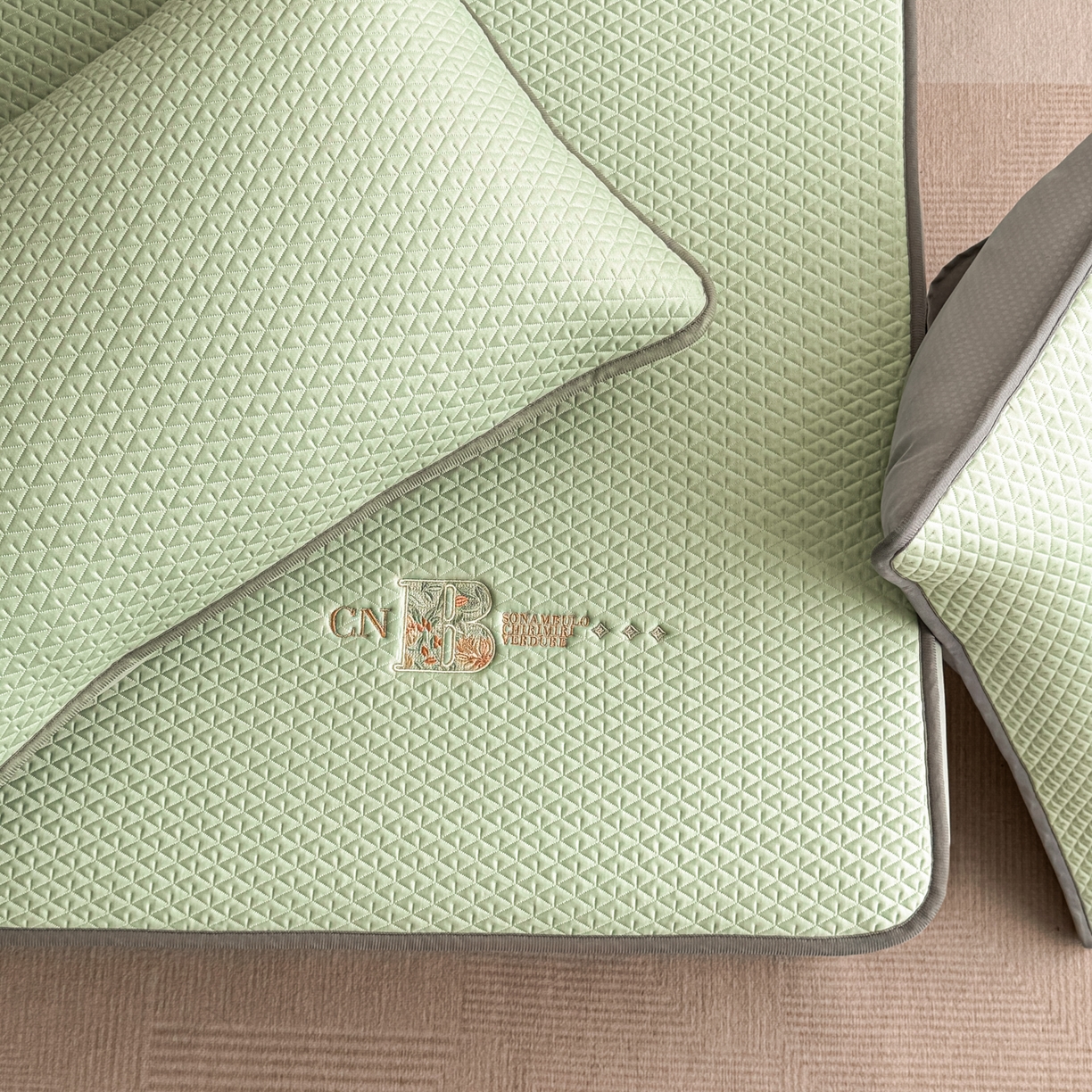 91家纺网 家纺一手货源 找家纺 鑫姿席业 2026新款A类PE凉感抗菌席凉席席子-几何花静系列 几何花境-绿（床笠款）