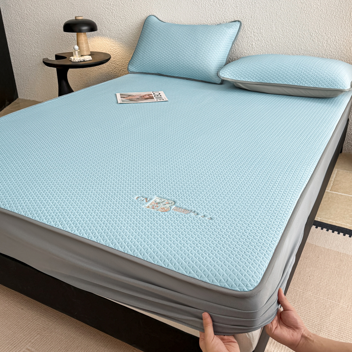 91家纺网 家纺一手货源 找家纺 鑫姿席业 2026新款A类PE凉感抗菌席凉席席子-几何花静系列 几何花境-蓝（床笠款）