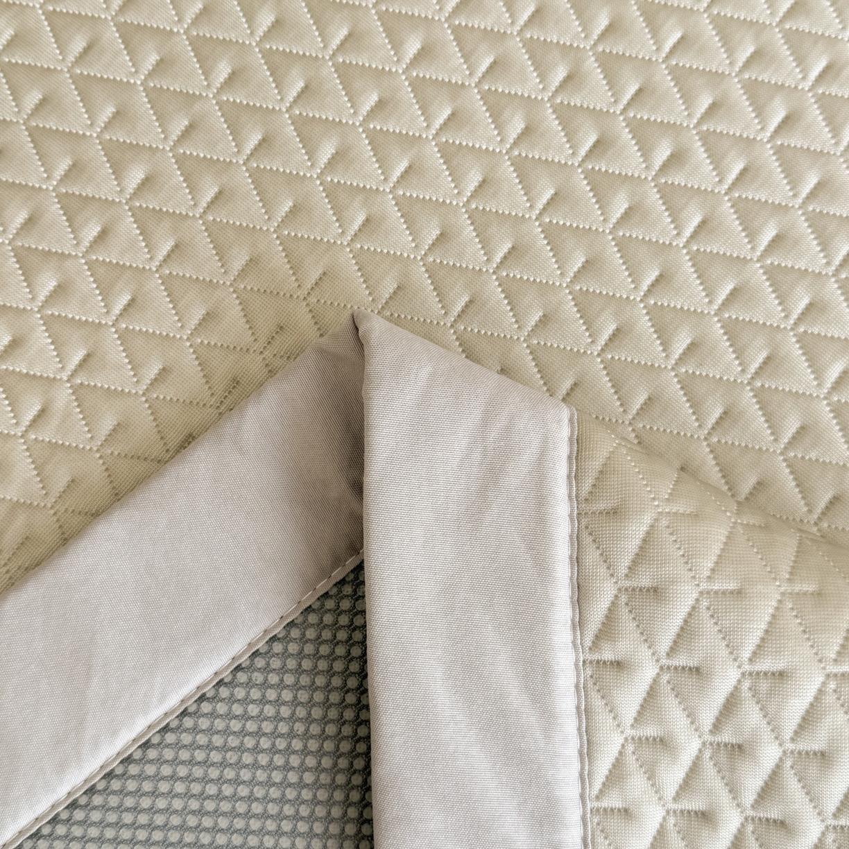 91家纺网 家纺一手货源 找家纺 鑫姿席业 2026新款A类PE凉感抗菌席凉席席子-几何花静系列 几何花境-咖（床垫款）