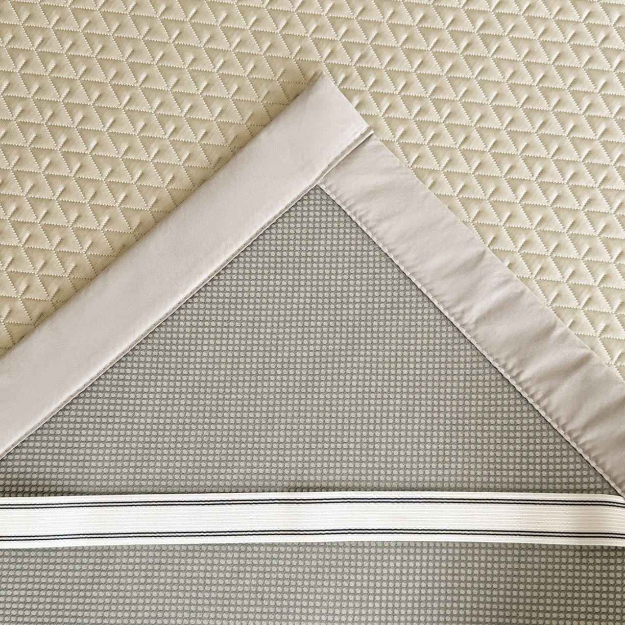 91家纺网 家纺一手货源 找家纺 鑫姿席业 2026新款A类PE凉感抗菌席凉席席子-几何花静系列 几何花境-咖（床垫款）