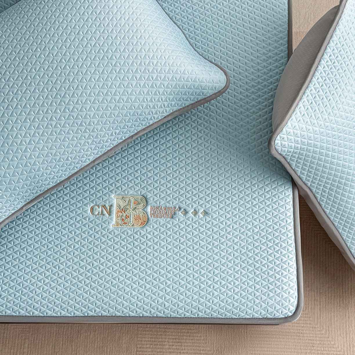 91家纺网 家纺一手货源 找家纺 鑫姿席业 2026新款A类PE凉感抗菌席凉席席子-几何花静系列 几何花境-蓝（床笠款）