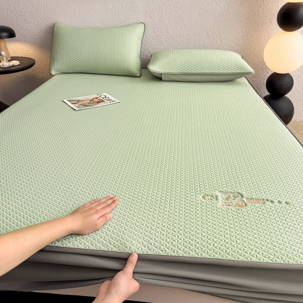 91家纺网 家纺一手货源 找家纺 鑫姿席业 2026新款A类PE凉感抗菌席凉席席子-几何花静系列 几何花境-绿（床笠款）
