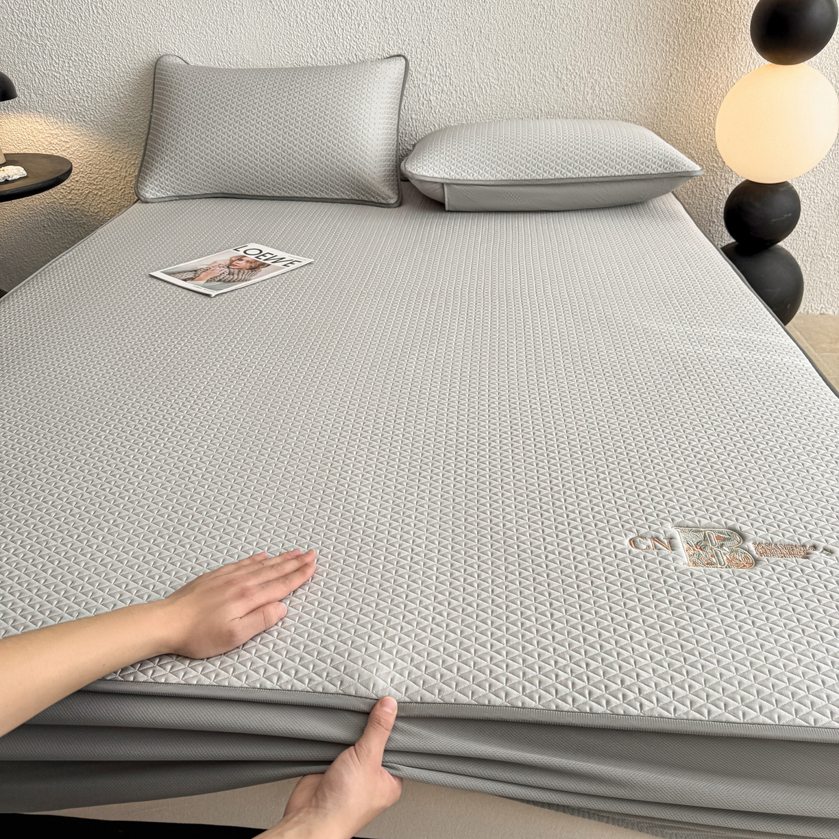 91家纺网 家纺一手货源 找家纺 鑫姿席业 2026新款A类PE凉感抗菌席凉席席子-几何花静系列 几何花境-灰（床笠款）