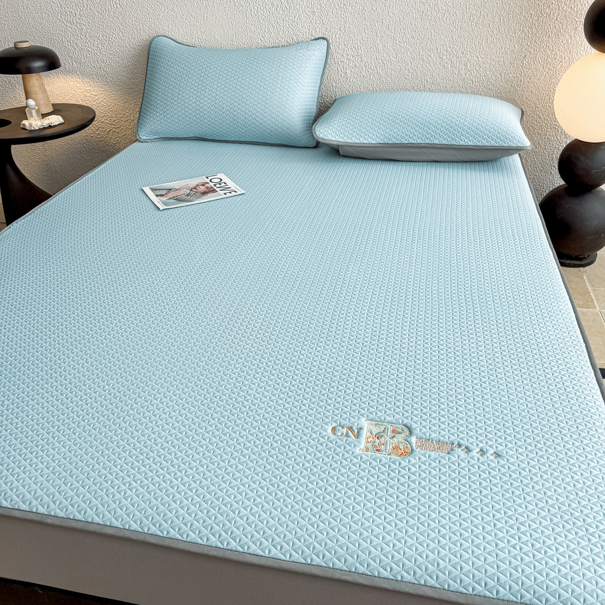 91家纺网 家纺一手货源 找家纺 鑫姿席业 2026新款A类PE凉感抗菌席凉席席子-几何花静系列 几何花境-蓝（床笠款）