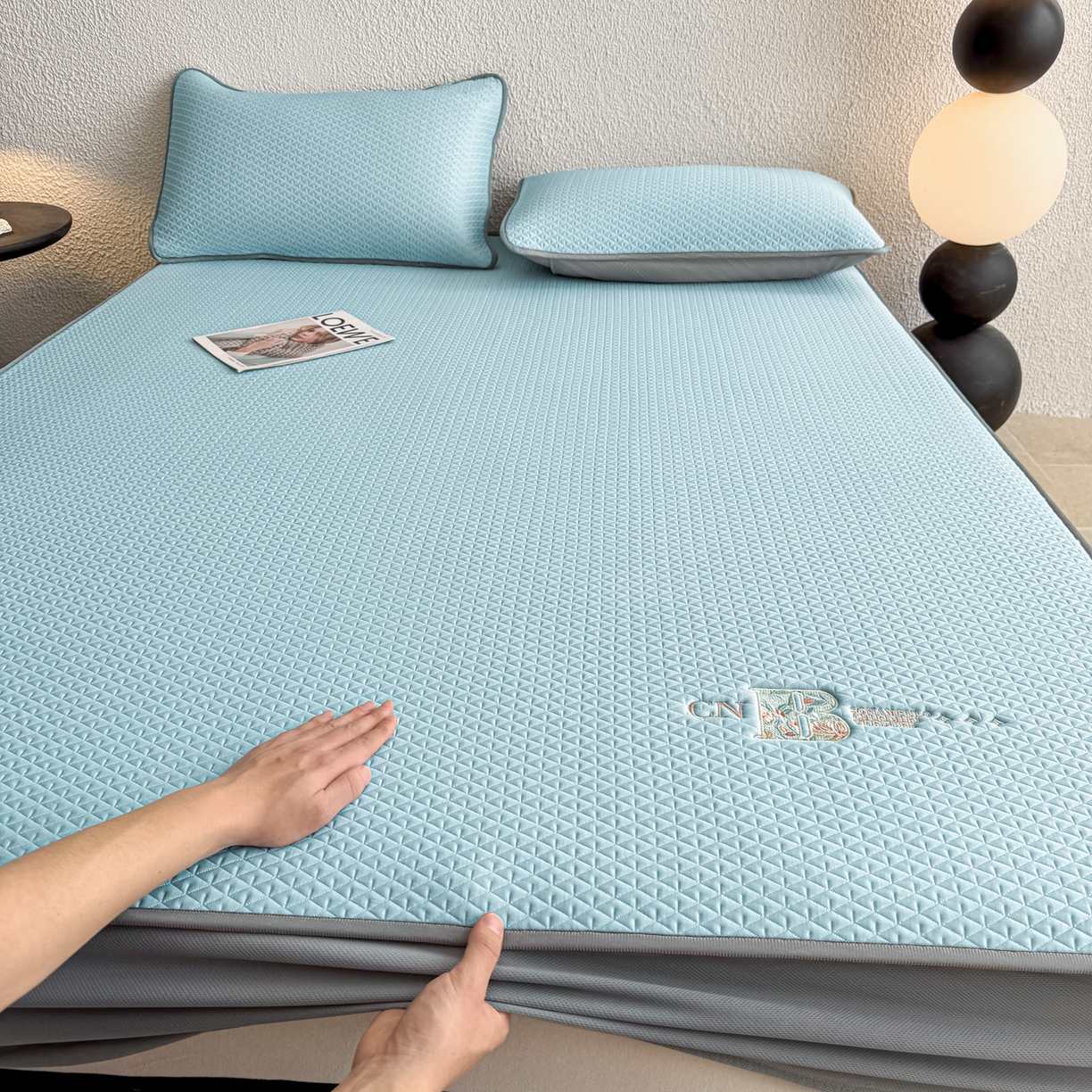 91家纺网 家纺一手货源 找家纺 鑫姿席业 2026新款A类PE凉感抗菌席凉席席子-几何花静系列 几何花境-蓝（床笠款）