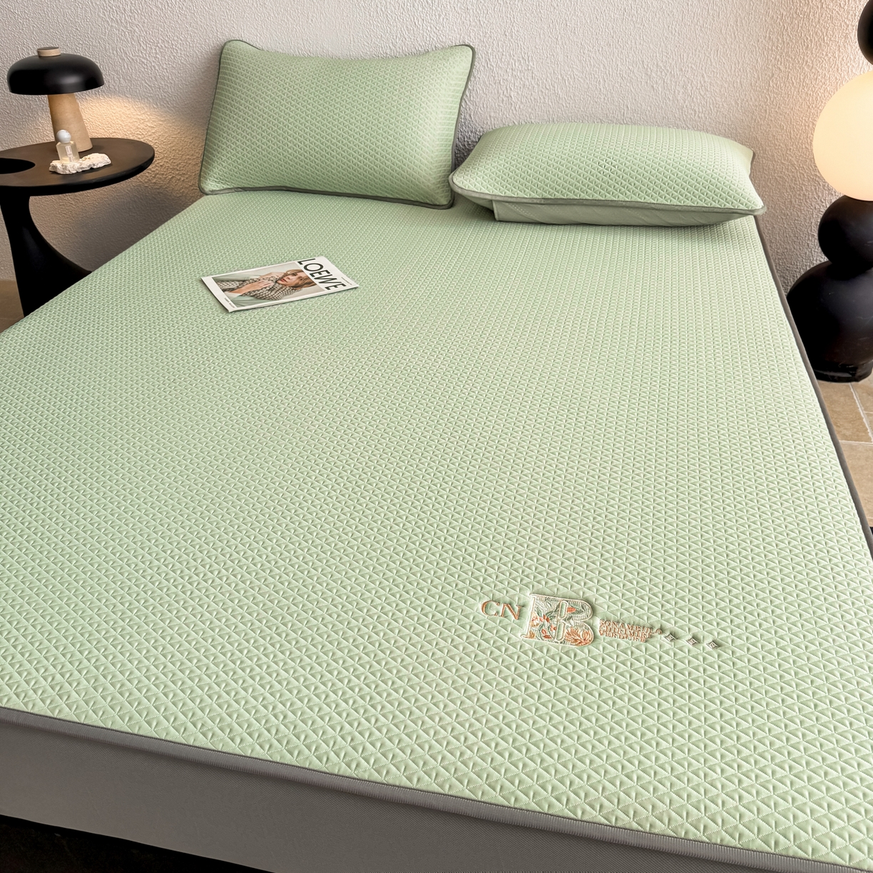 91家纺网 家纺一手货源 找家纺 鑫姿席业 2026新款A类PE凉感抗菌席凉席席子-几何花静系列 几何花境-绿（床笠款）