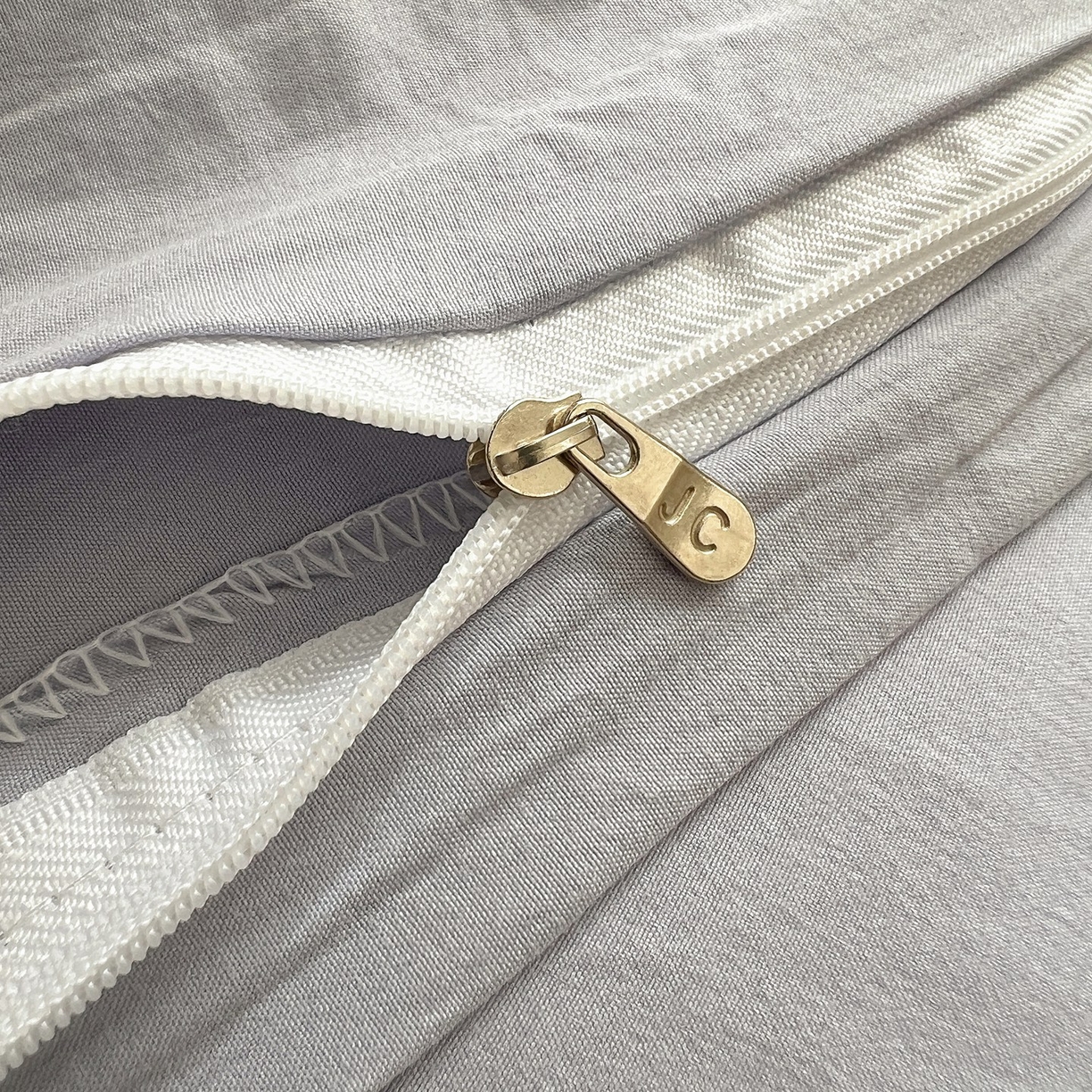 91家纺网 家纺一手货源 找家纺 缦绣阁家纺 2026新款亲肤水洗棉纯色四件套床单被罩被套单件学生宿舍上下铺单人三件套 雅紫酷黑