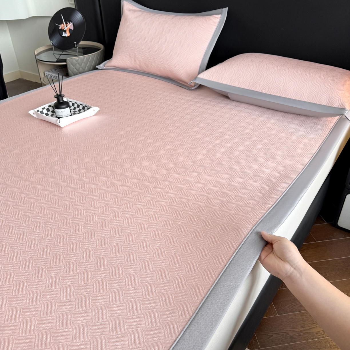 91家纺网 家纺一手货源 找家纺 鑫顺欣 2026新款A类冰豆豆席凉席席子 浪叠粉