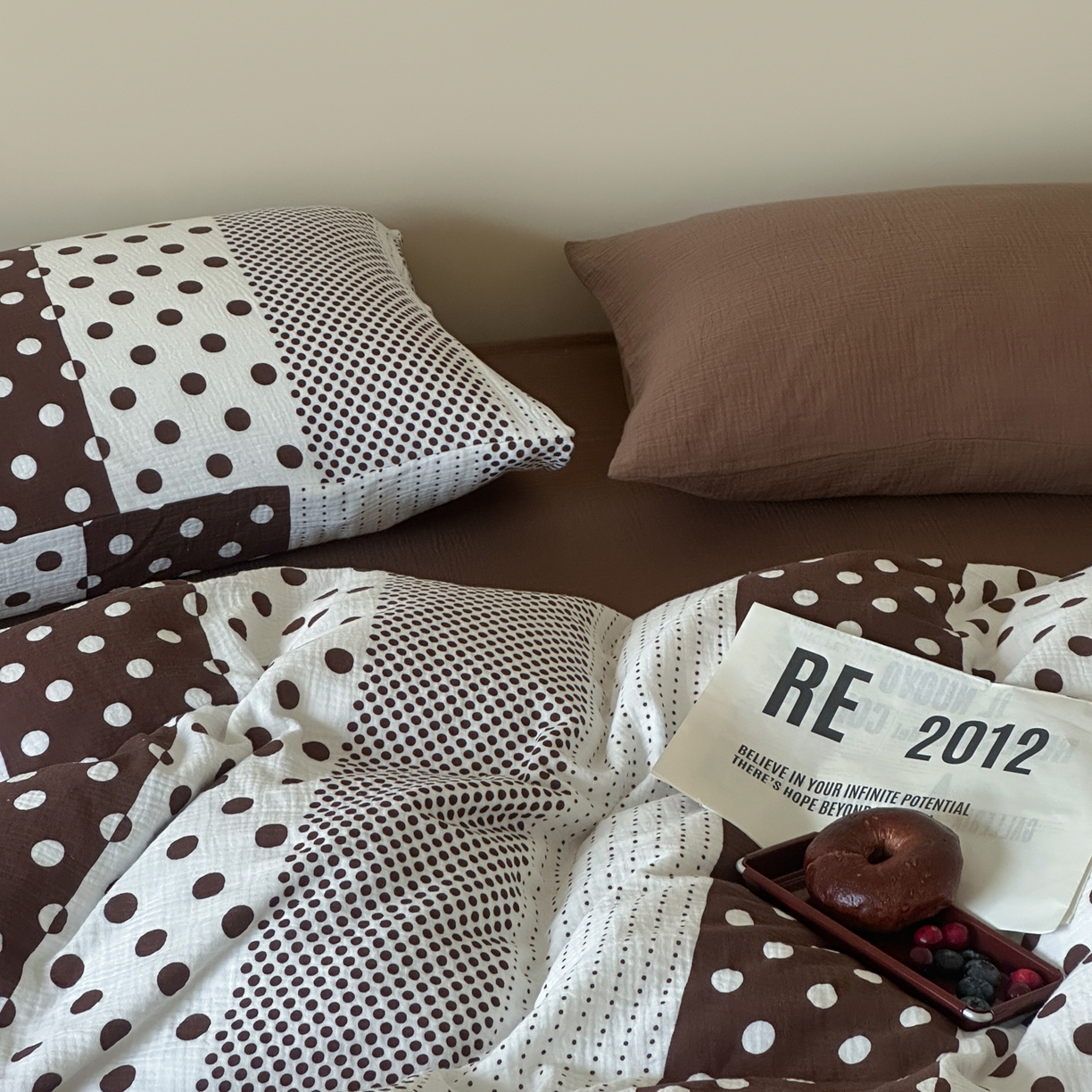 91家纺网 家纺一手货源 找家纺 山舍家居 2026新款全棉A类双层纱四件套元气波点【会员➖20元 含包装价格】 元气波波-咖