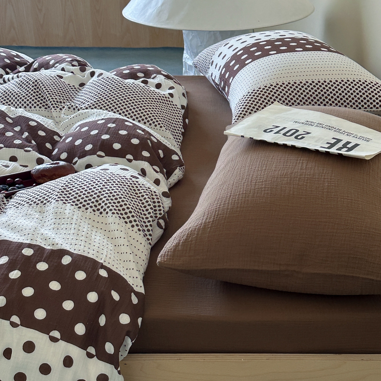 91家纺网 家纺一手货源 找家纺 山舍家居 2026新款全棉A类双层纱四件套元气波点【会员➖20元 含包装价格】 元气波波-咖