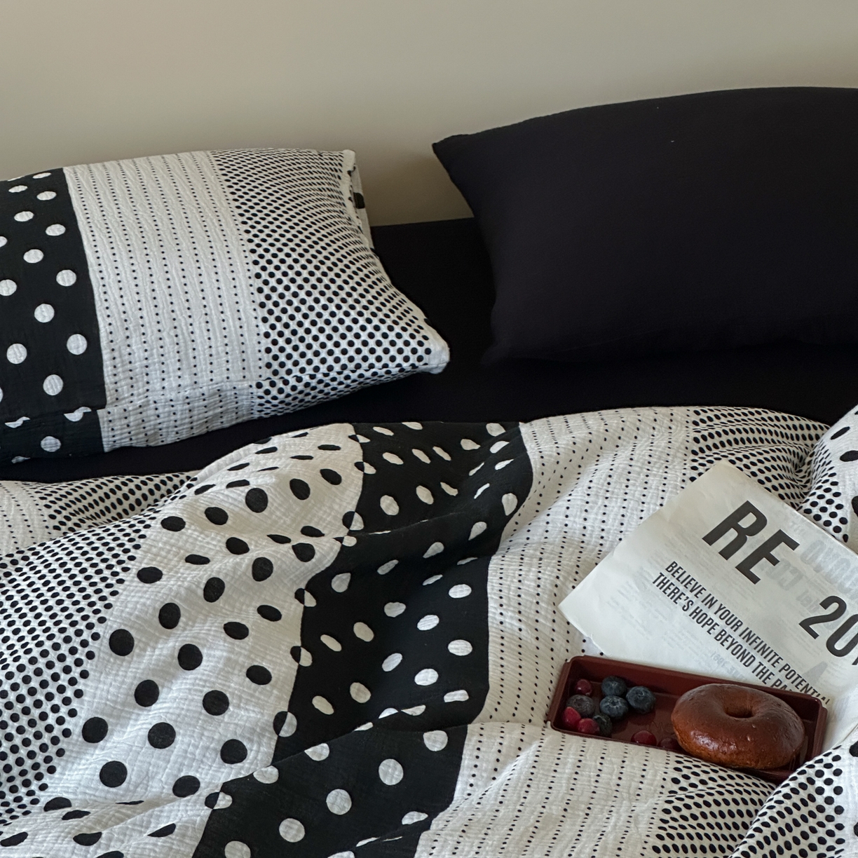 91家纺网 家纺一手货源 找家纺 山舍家居 2026新款全棉A类双层纱四件套元气波点【会员➖20元 含包装价格】 元气波波-黑