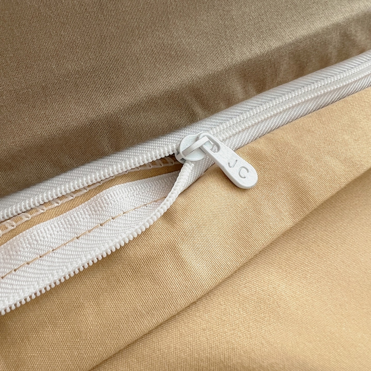 91家纺网 家纺一手货源 找家纺 缦绣阁家纺 2026新款亲肤水洗棉纯色四件套床单被罩被套单件学生宿舍上下铺单人三件套 椰子灰卡其