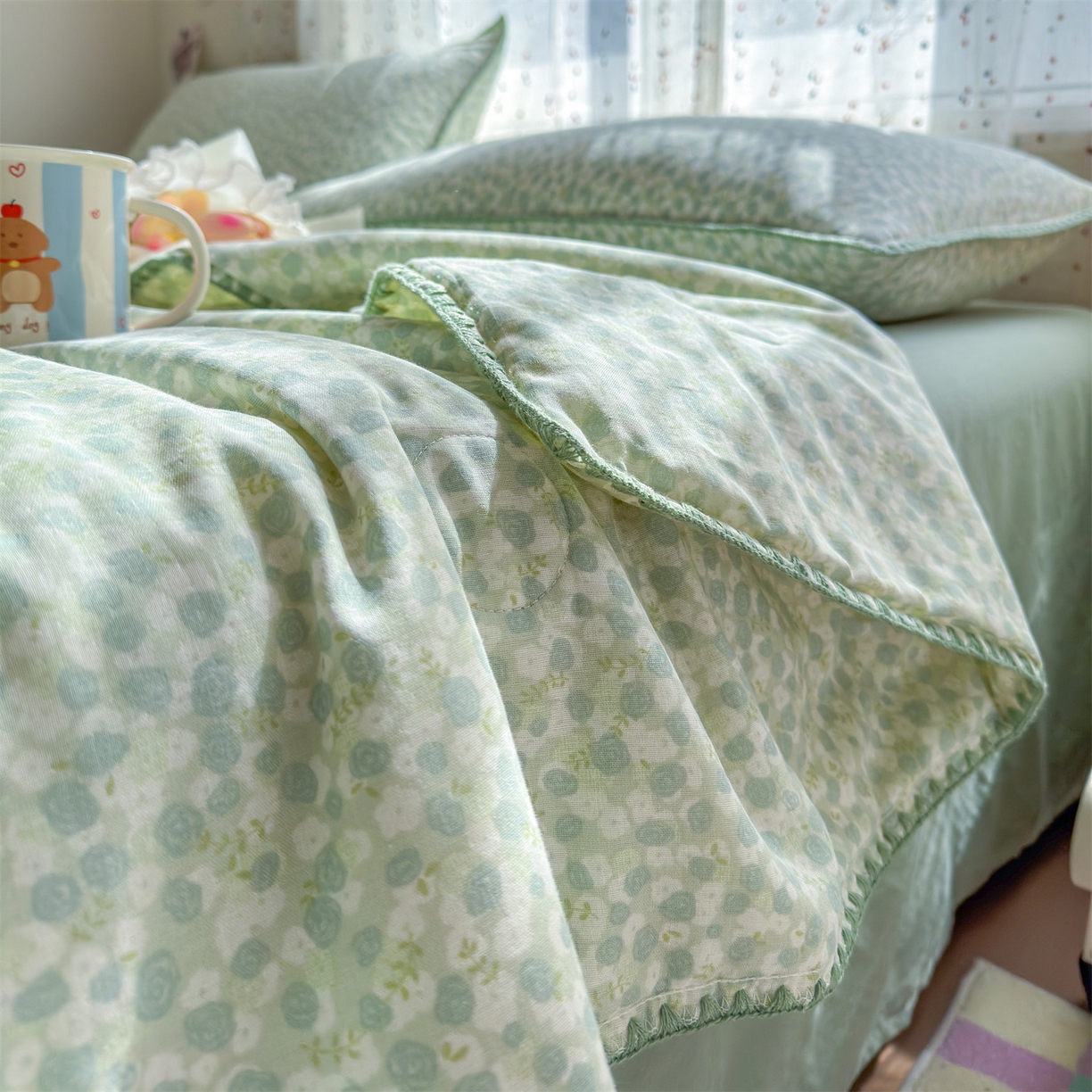 91家纺网 家纺一手货源 找家纺 被窝家纺 2026春夏新款贝壳边全棉双层纱大豆夏凉被空调被夏被四件套 绿玫瑰