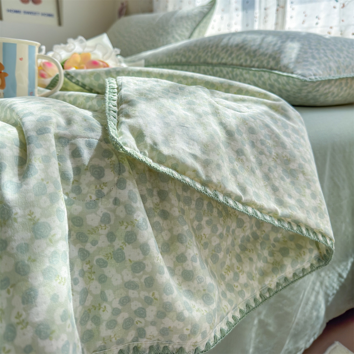 91家纺网 家纺一手货源 找家纺 被窝家纺 2026春夏新款贝壳边全棉双层纱大豆夏凉被空调被夏被四件套 绿玫瑰