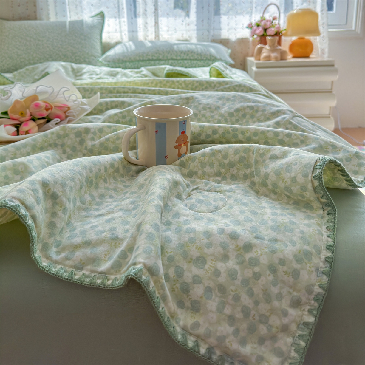 91家纺网 家纺一手货源 找家纺 被窝家纺 2026春夏新款贝壳边全棉双层纱大豆夏凉被空调被夏被四件套 绿玫瑰