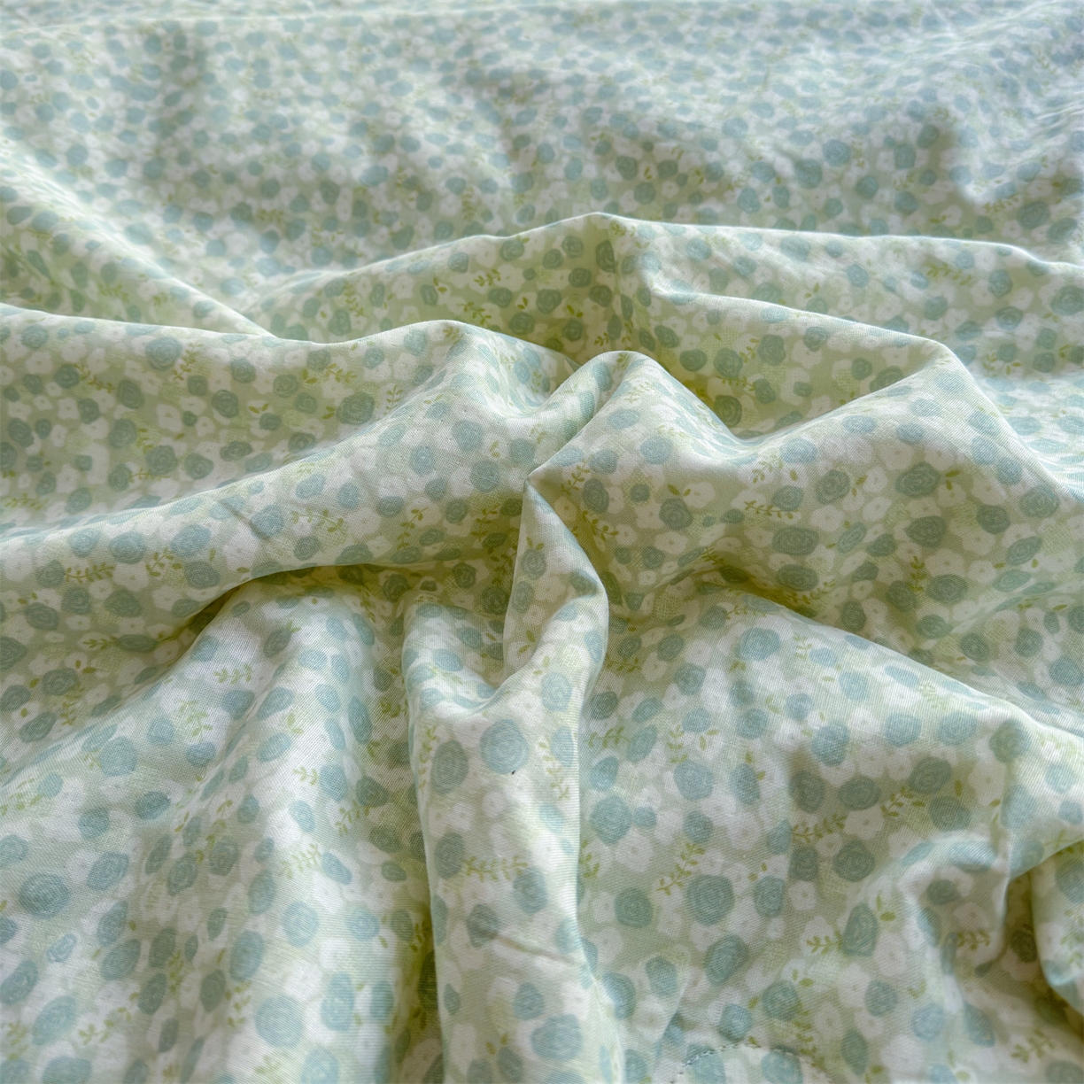 91家纺网 家纺一手货源 找家纺 被窝家纺 2026春夏新款贝壳边全棉双层纱大豆夏凉被空调被夏被四件套 绿玫瑰