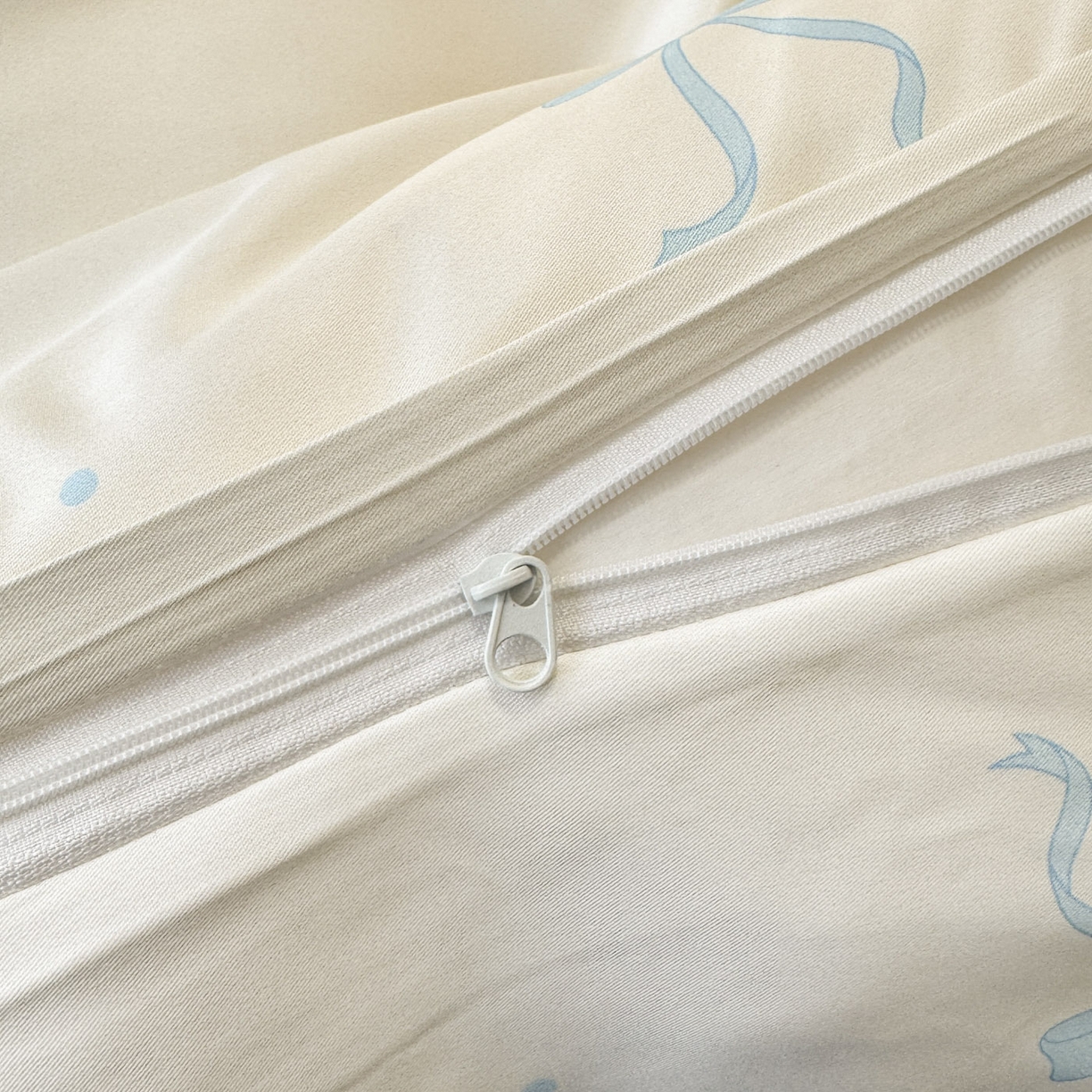 91家纺网 家纺一手货源 找家纺 （总）老K (原美阁） 2026新款蝴蝶结印花冰丝水洗真丝简约款四件套