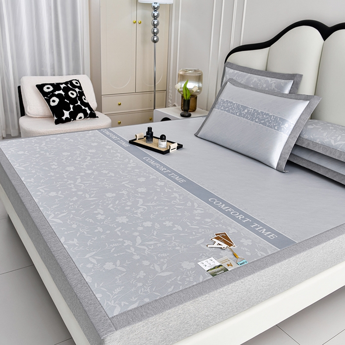 91家纺网 家纺一手货源 找家纺 小牛席业 2026新款加厚款碳光凉感印花冰丝席凉席席子 琉璃叶语-灰色