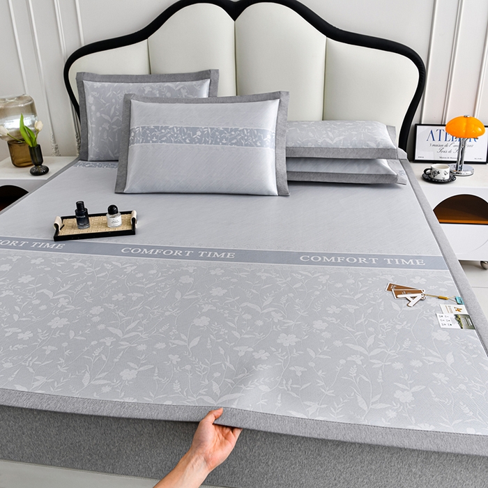 91家纺网 家纺一手货源 找家纺 小牛席业 2026新款加厚款碳光凉感印花冰丝席凉席席子 琉璃叶语-灰色