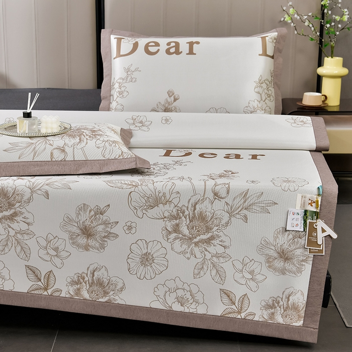 91家纺网 家纺一手货源 找家纺 小牛席业 2026新款加厚款碳光凉感印花冰丝席凉席席子 轻奢赫本