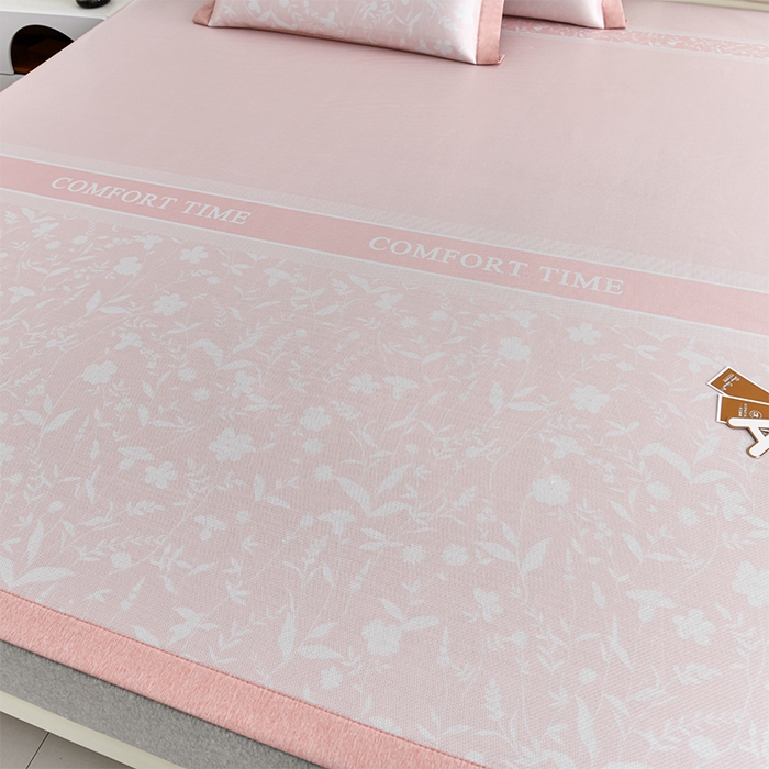 91家纺网 家纺一手货源 找家纺 小牛席业 2026新款加厚款碳光凉感印花冰丝席凉席席子 琉璃叶语-粉色